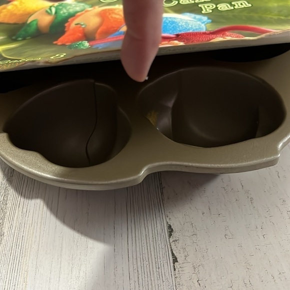 Williams-Sonoma Kids Caterpillar Cakelet Pan - Picture 8 of 9